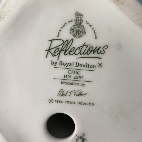 Beautiful Vintage Royal Doulton Reflections Series Chic figurine - Picture 6 of 6